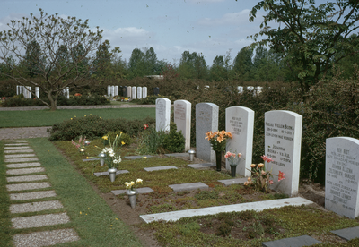 821857 Afbeelding van enkele graven op een onbekende begraafplaats te Utrecht.N.B. Op de graven zijn o.a. de namen te ...
